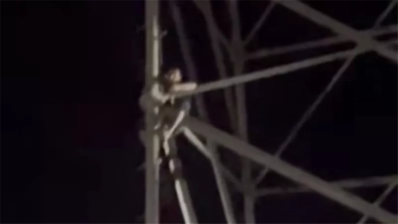 بسبب خلافات مع زوجته.. شاب يهدد بإنهاء حياته من أعلى برج اتصالات بالمنوفية