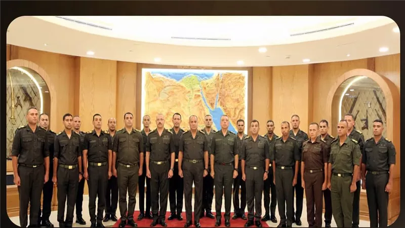 وزير الدفاع يلتقي عددًا من مقاتلي الجيشين الثاني والثالث الميدانيين|فيديو