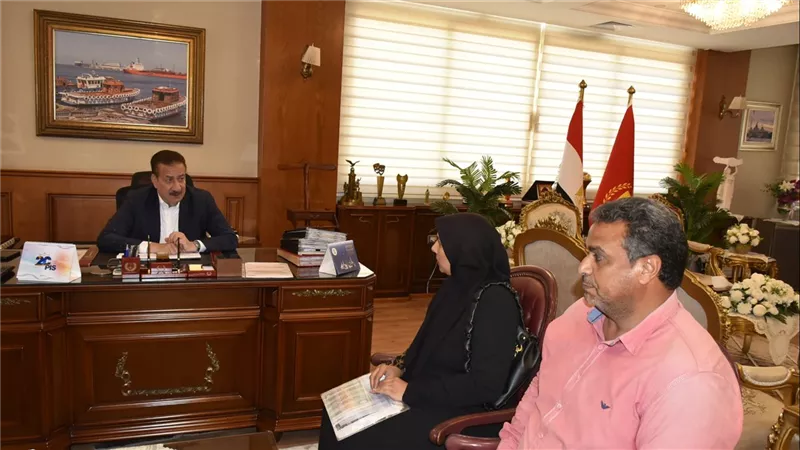 محافظ بورسعيد يستجيب لاستغاثة سيدة تعول 5 أبناء بعد احتراق منزلها بالكامل