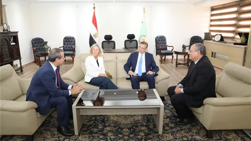 وزير الزراعة يتابع مع 