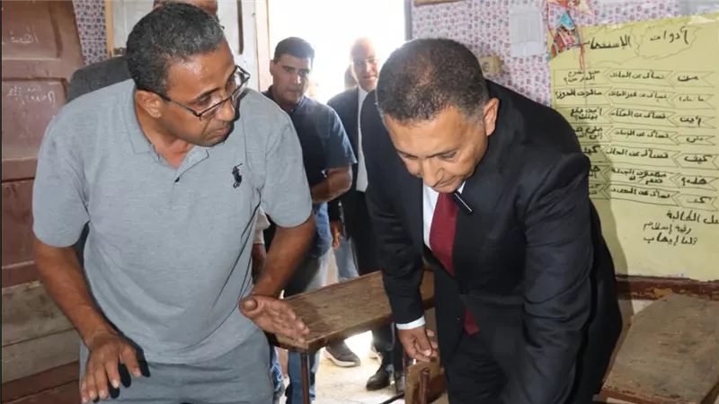 محافظ القليوبية يجري جولة مفاجئة على مدارس كفر شكر وبنها لمتابعة الاستعدادات 