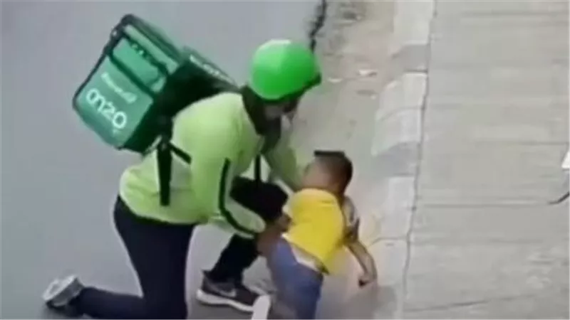 سائق توصيل ينقذ طفلًا من الدهس في اللحظة الأخيرة بتايلاند |شاهد 