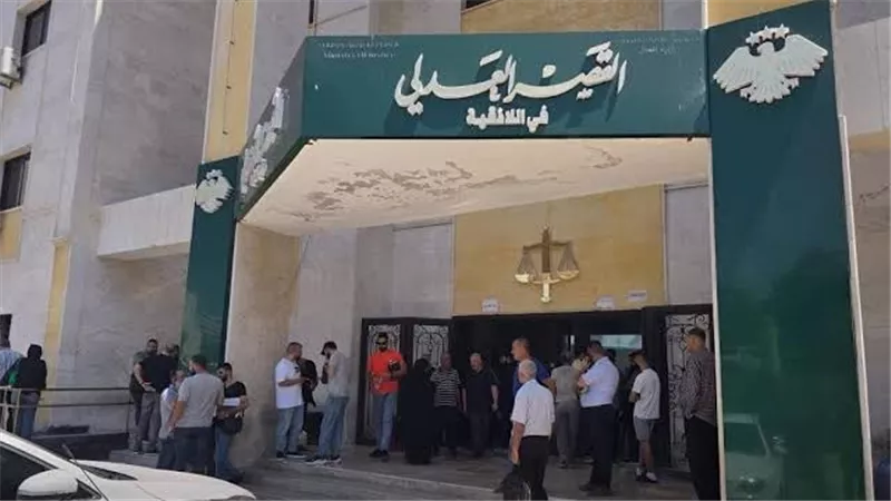 جريمة داخل المحكمة.. شقيق قتيل يصفّي المتهم وينجح بالفرار في اللاذقية بسوريا