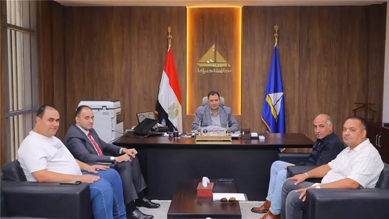محافظ دمياط يبحث آليات توصيل المرافق للمنطقة الحرة بمدينة دمياط للأثاث