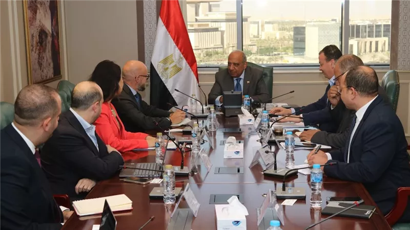 وزير الكهرباء يبحث مع وفد البنك الآسيوى للاستثمار تعزيز التعاون في الطاقة