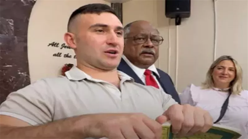 أفرج ترامب عنه.. ناشط أمريكي متطرف يمزق نسخة من القرآن الكريم 
