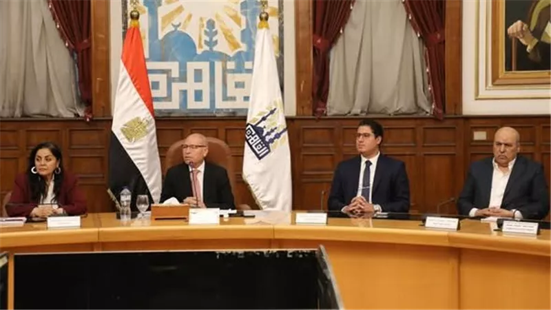 محافظ القاهرة يتابع منظومة النظافة ويشدد على منع تراكم المخلفات بالشوارع
