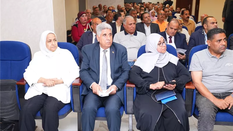 وزير العمل ومحافظ القاهرة يُكرمان أوائل خريجي مركز التدريب بالمطرية