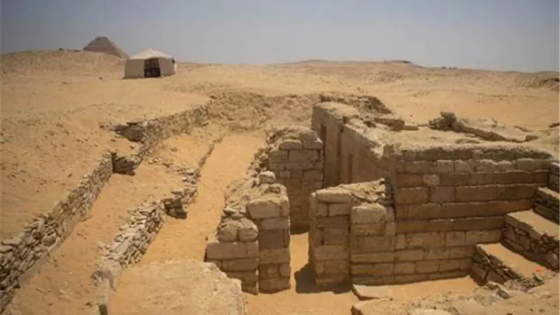 مدير آثار سقارة: اكتشفنا مقبرة من أواخر الأسرة الخامسة بحالة حفظ جيدة