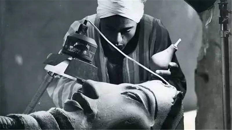 خاص.. مقترح لتجميع وترميم تماثيل أخناتون ونفرتيتي المحفوظة بالمتاحف والمخازن