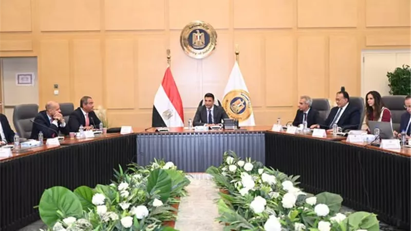 وزير الصناعة يبحث مع الاستثمار المباشر دعم المصانع المتعثرة