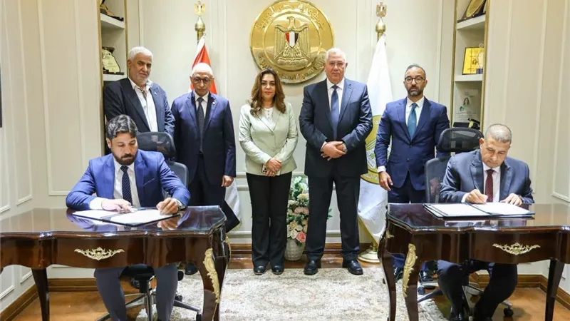 «التنمية المحلية» توقع عقدين لدعم منظومة المخلفات بمدينة العريش