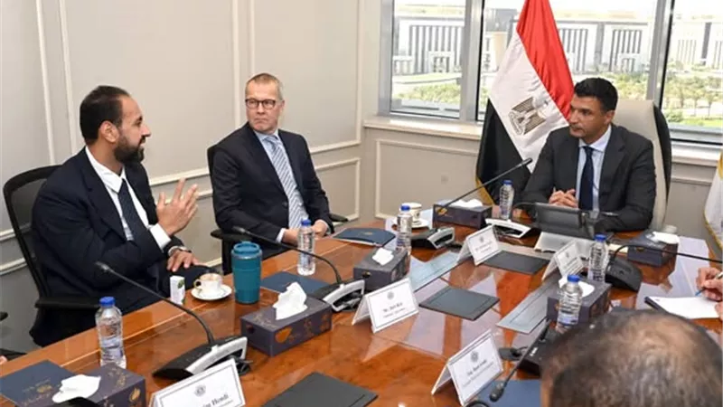 وزير الصناعة يبحث إقامة مصنع لإنتاج التربة البديلة بمصر