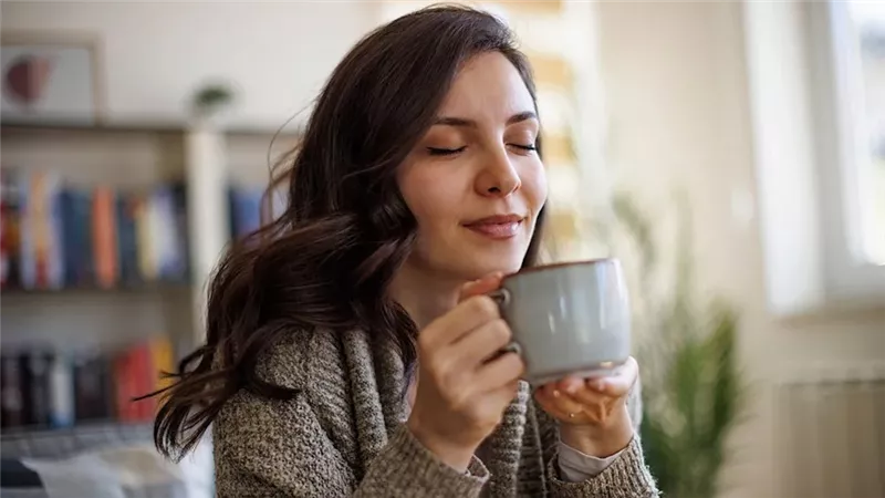 القهوة أم الشاي؟.. دراسة تكشف المشروب الأفضل لصحة عظام النساء