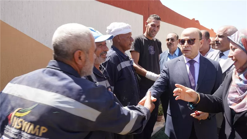  «إحنا مقدرين تعبكم».. حديث من القلب بين محافظ الغربية وعمال النظافة في شوارع 