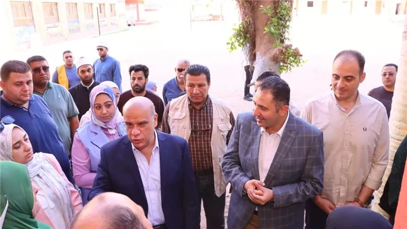 محافظ دمياط يتابع ميدانيًا أعمال الحملة المكبرة للنظافة والإنارة والتجميل بقري