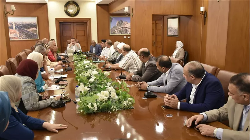 محافظ بورسعيد يتابع استعدادات المحافظة لاستقبال العام الدراسي الجديد 