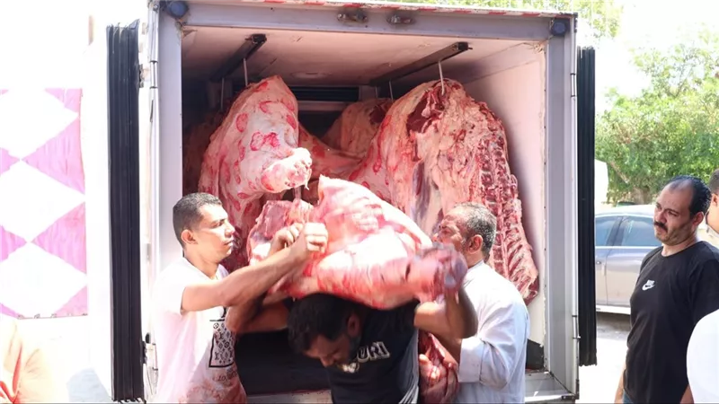 محافظ الإسماعيلية يطلق مبادرة لبيع اللحوم بـ300 جنيه بمعرض أهلاً مدارس