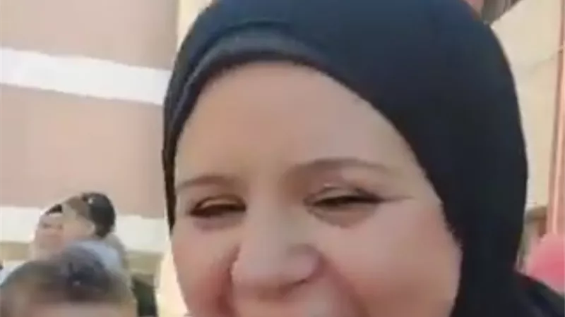 «ولادكم ولادي».. مديرة مدرسة تخطف القلوب بطريقة استقبالها للطلاب