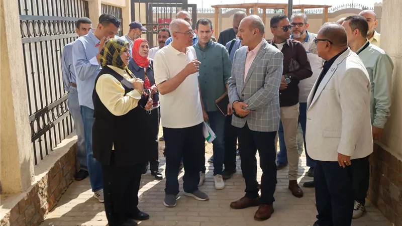 محافظ السويس يتفقد المدارس ودار الإفتاء وحمام السباحة الأوليمبي