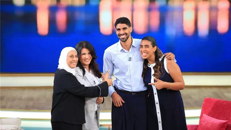 بعد تتويجه بذهبية البحر المتوسط.. السباح عبدالرحمن سامح ضيف منى الشاذلي