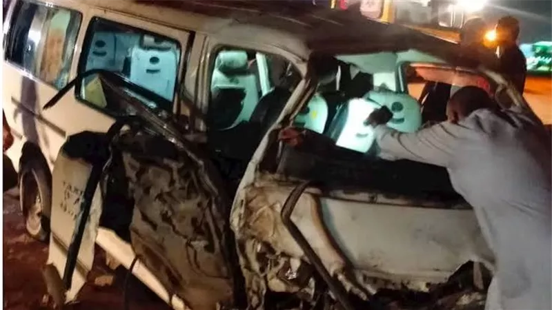 إصابة 13 شخصا في انقلاب ميكروباص بعد انفجار الإطار الأمامي بأوسيم