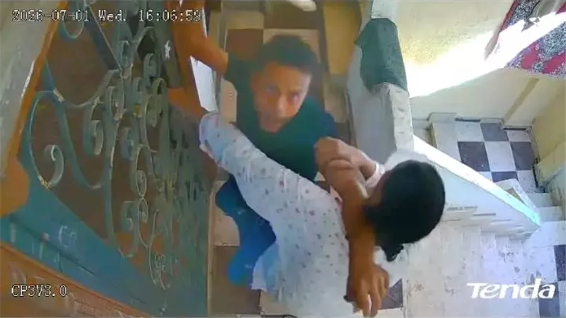 مسجل خطر يستبيح شرف ابنتين ويسحل والدتهما بشومة بعد تركيب كاميرا مراقبة 
