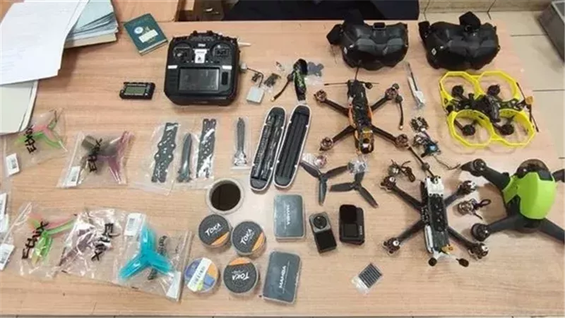 ضبط 4 طائرات درون مخبأة داخل حقائب راكب بمطار الأقصر
