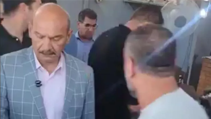 بعد واقعة محافظ القليوبية.. محافظ السويس يفاجئ المواطنين: أنا اللي عازمكم 