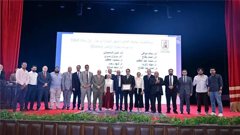 رئيس جامعة القاهرة يكرم الفرق الطبية تقديرًا لعطائها وإنجازاتها طوال العام