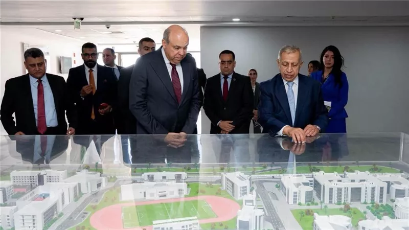 وزير الطيران يتفقد فرع الأكاديمية العربية للعلوم والتكنولوجيا بالعلمين الجديدة