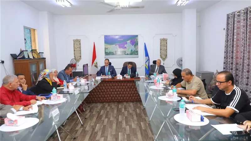 محافظ دمياط يبحث شكاوي المواطنين بكفر البطيخ ضمن مبادرة 