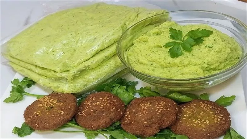 زي المحلات بالظبط.. طريقة عمل الطعمية المصرية في المنزل