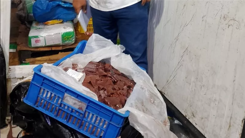 ضبط 60 كيلو كبدة منتهية الصلاحية و256 علبة سجائر مهربة خلال حملة تموينية بالعجمي