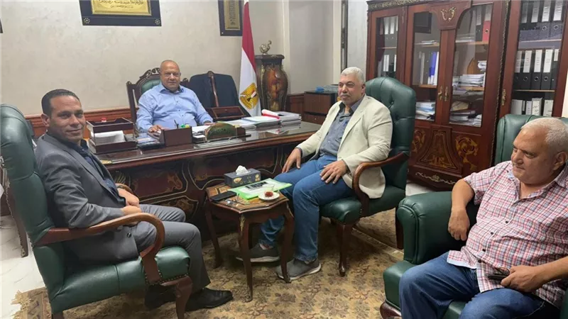 النائب سيد عبد الجليل يناقش طلبات أهالي دائرته مع رئيس كهرباء القناة