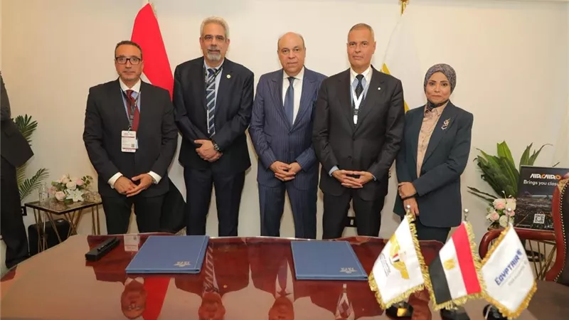 وزير الطيران يشهد توقيع اتفاقية بين مصر للطيران والأياتا لدعم الاستدامة البيئي