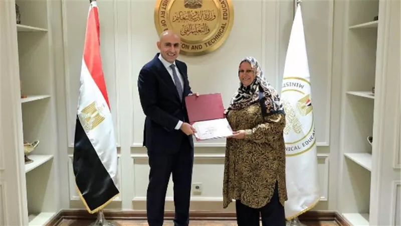 مديرة مدرسة الشهيد بكفر الجزار: «لو بصينا للمرتبات مش هنشتغل وأنا بعشق مهنتي»