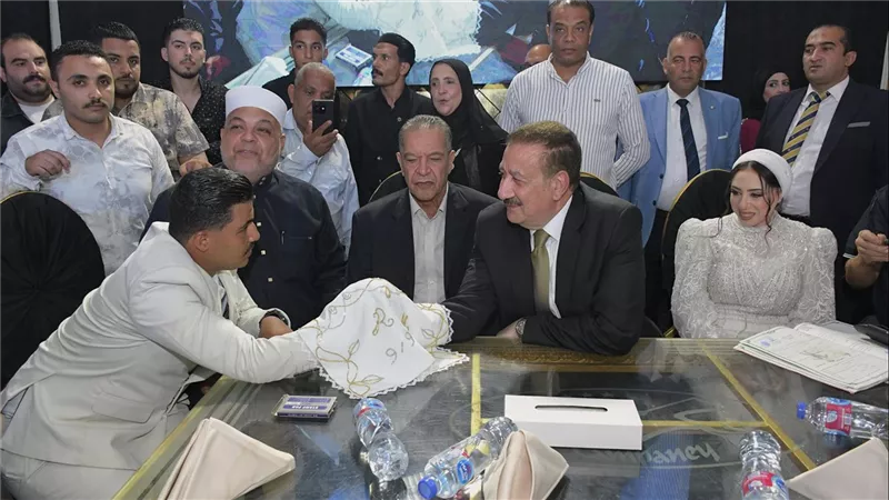 محافظ بورسعيد يحقق أمنية عروس يتيمة ويقف إلى جوارها وكيلا في عقد قرانها