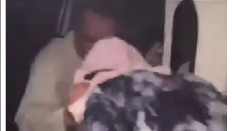 «سحلها قدام الناس».. فيديو متداول لاعتداء رجل على سيدة داخل ميكروباص