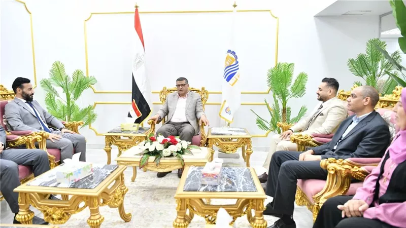 محافظ قنا يلتقي وفد وزارتي التخطيط والاتصالات لمتابعة مستجدات المشروعات