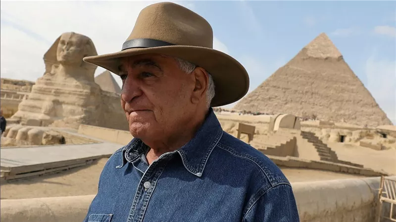 زاهي حواس: أبي علّمني سر النجاة من الصراعات.. و500 شاب هم أعظم ما قدمته لمصر