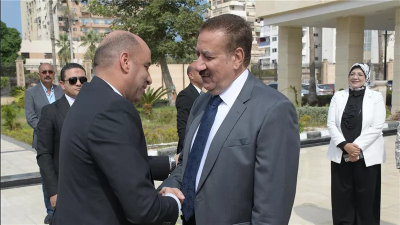 وزير العمل يلتقي محافظ بورسعيد  بديوان عام المحافظة في بداية جولة ميدانية 