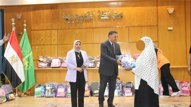 محافظ القليوبية يسلّم 400 شنطة مدرسية ومستلزمات  لـ100 أسرة من الأولى بالرعاية