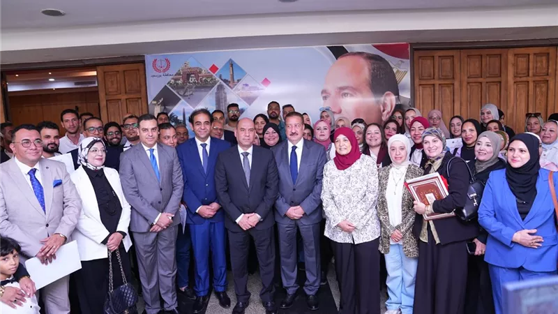 وزير العمل ومحافظ بورسعيد يسلمان عقود عمل لذوي الهمم وشهادات تدريب للمتدربين