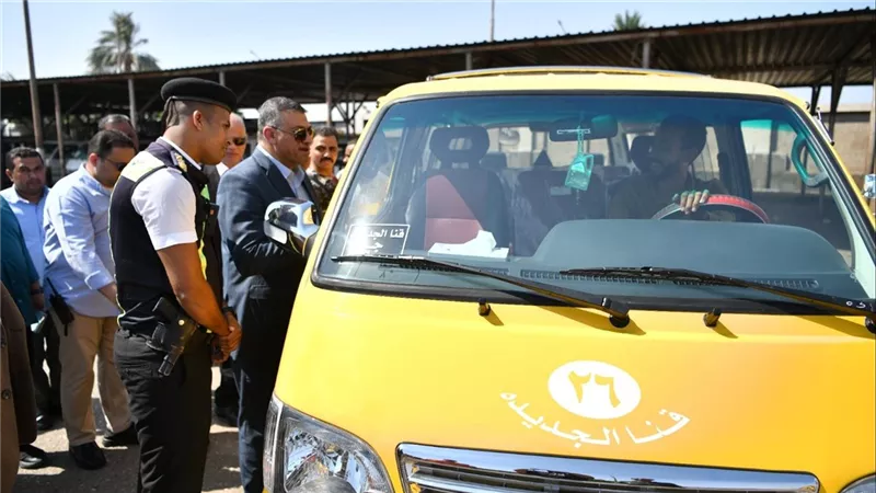 محافظ قنا يتفقد مجمعات المواقف لمتابعة سير العمل تزامنًا مع تشغيل المجمع الجديد