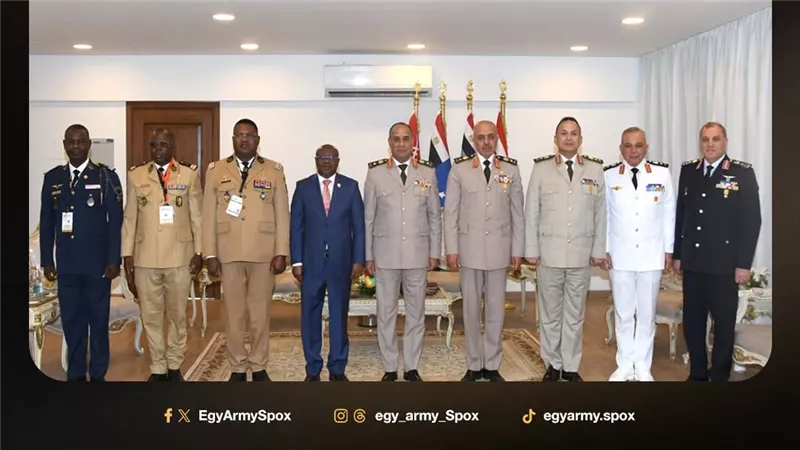 وزير الدفاع ورئيس الأركان يلتقون قادة الوفود العسكرية على هامش معرض العلمين للطيران