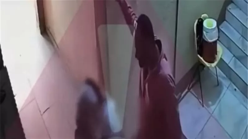 صديق زوجها يتحرش بها وهي تحمل طفلتها.. واقعة متداولة تثير الغضب في الدقهلية