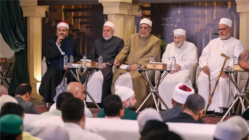 الوافدون يحتفلون مع علماء الأزهر بذكرى المولد النبوي بالبيت المحمدي للتصوف