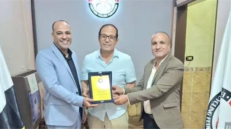 درع تكريم ومناقشة استعدادات.. تفاصيل لقاء مسوؤلى دراجات بنى سويف برئيس الاتحاد