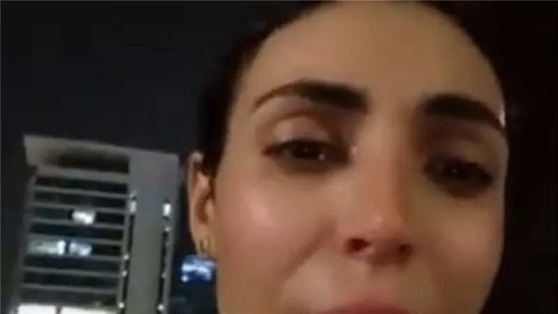 «كانت بتنام في الشارع عشان تحوش».. مصرية في الإمارات تنهار بعد ضياع أموالها بالخطأ